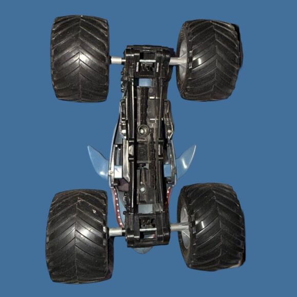 Spinmasters Megalodon Monster Jam Truck Metal Body Shark 1:24 Scale B23 - Picture 8 of 11